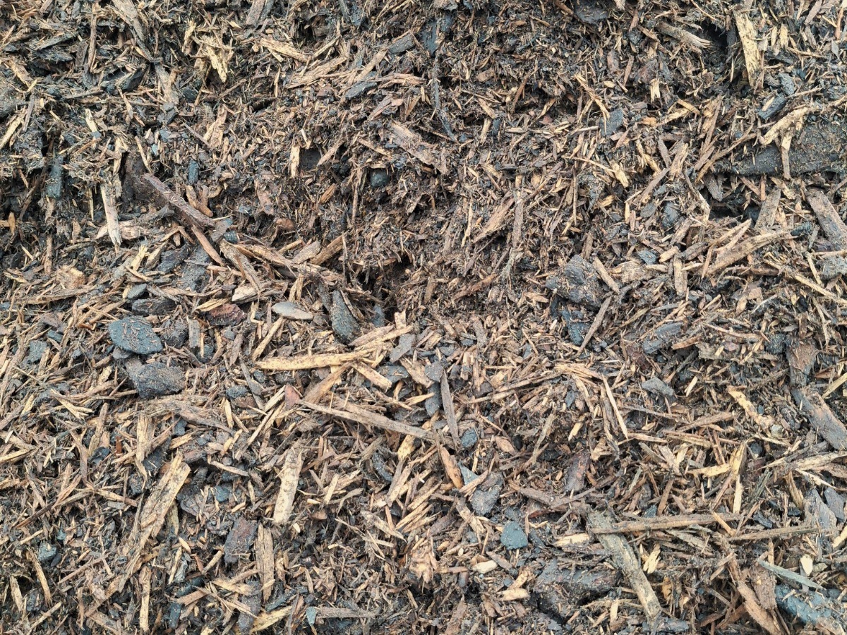 Untreated aged pine mulch - Quality Landscaping Supplies Levin